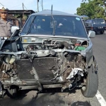 Kondisi mobil Toyota Kijang usai menyeruduk 2 bus dan 1 mobil.