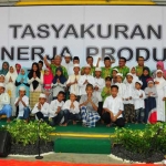 Jajaran direksi PT. PG dan anak yatim piatu foto bareng saat acara tasyakuran. foto: SYUHUD/ BANGSAONLINE