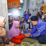 Pj Gubernur Jatim saat memberi santunan untuk 5 korban longsor Denpasar di Magetan.