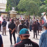 Para pendemo saat aksi di depan Kantor DPRD Gresik. (foto: SYUHUD/BANGSAONLINE)