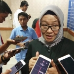 Kepala Dinas Kesehatan Kota Surabaya Febria Rachmanita diwawancarai wartawan usai jumpa pers di kantor Humas Pemkot Surabaya, Senin (6/1). foto: YUDI A/ BANGSAONLINE