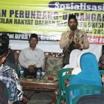 Anggota FPDIP DPRD Gresik, Noto Utomo ketika sosialisasikan Perda Nomor 05 Tahun 2015. foto: syuhud/ BANGSAONLINE