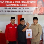 Ketua DPC Gerindra Kabupaten Pasuruan Rusdi Sutejo saat mendaftar di kantor DPC PDIP.
