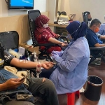Suasana donor darah di Hotel 88, Embong Malang, Surabaya.