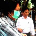 Sony Sandra memakai masker saat digelandang untuk dibawa ke Mapolres Kediri Kota. foto: arif kurniawan/ BANGSAONLINE