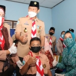 Bupati Yuhronur meninjau vaksin di SMP Negeri Kembangbahu
