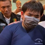 Anak bos toko roti di Cakung, George Sugama Halim (34), saat dihadirkan dalam jumpa pers di Polres Metro Jakarta Timur terkait kasus penganiayaan terhadap pegawainya, Senin (16/12/2024). Foto: Kompas.com