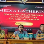 Ketua KPU Kabupaten Kediri, Nanang Qosim (tengah), saat memberi sambutan dalam media gathering. Foto: MUJI HARJITA/BANGSAONLINE