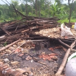 Rumah Sumairah yang hancur usai diterjang puting beliung.