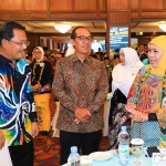 Gubernur Khofifah (kanan) dalam acara Forum Silaturahim dengan Masyarakat Kalimantan Timur (Kaltim) asal Jatim. (Ist)