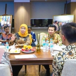 Gubernur Khofifah bersama wakilnya, Emil Dardak, saat bertemu dengan Menteri PKP, Maruarar Sirait.