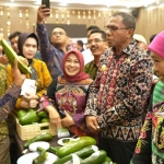 Gubernur Khofifah saat berkunjung ke stan nasabah Bank UMKM Jatim yang memamerkan produk unggulan di Misi Dagang Kupang.