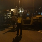 Kondisi truk muat pupuk yang terguling di Jalan Trosobo Sidoarjo.