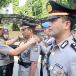 Kapolres Gresik, AKBP Wahyu S. Bintoro saat memimpin sertijab.