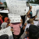 Ratusan warga desa Kesamben mendatangi Mapolres Jombang. foto: RONY S/ BANGSAONLINE