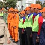 Wakil Bupati Tuban, Ir Noor Nahar Husein saat memeriksa pasukan elit penanganan bencana kegagalan teknologi di alun-alun Tuban. foto: suwandi/BANGSAONLINE