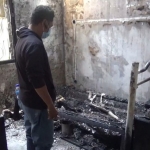 Kamar tempat korban terbakar. (foto: AAN AMRULLOH/ BANGSAONLINE)