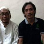 KH Mansyur, MPd.I dan Nanang A, wartawan BANGSAONLINE.com Magetan. Foto: Nanang/BANGSAONLINE