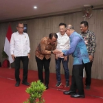 Aries Agung Paewai saat memberikan ucapan selamat kepada Sujud Hariadi, Ketua BPC PHRI Kota Batu terpilih.