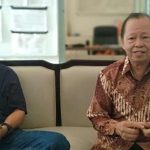 Berty Stevanus, Ketua Panwaslu Pacitan saat memberikan keterangan pers bersama Agus Sudijantoro, Divisi SDM. (foto: yuniardi sutondo/ bangsaonline) 