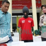 Tersangka beserta barang bukti diamankan di Mapolrestabes Surabaya.