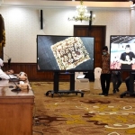 Gubernur Jawa Timur Khofifah Indar Parawansa saat memimpin rapat persiapan terakhir peluncuran Lumbung Pangan Jatim guna menjamin ketersediaan bahan pokok masyarakat.