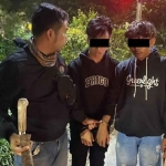 Dua pemuda yang diamankan anggota Polsek Tegalsari, Surabaya saat kedapatan membawa senjata tajam. Foto: Ist.