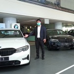 Sales Manager BMW Surabaya, Octa Wibowo saat sedang menunjukkan model kendaraan sedan dalam BMW Saloon Week. (foto: ist)