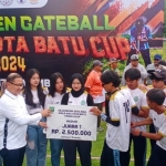 Pj Walikota Batu, Aries Agung Paewai saat menyerahkan hadiah kepada tim Gateball SMAN 2 Batu