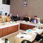 Komisi I DPRD Kabupaten Pamekasan saat mengadakan pertemuan dengan BKPSDM.