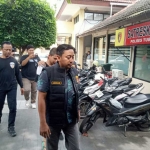 Unit Jatanras Satreskrim Polres Tuban saat menggiring pelaku curanmor ke Mapolres Tuban. Foto: Ist.