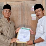 Calon Wakil Wali Kota Kediri nomor urut 1, Gus Qowim (kiri) saat menerima surat dukungan dari Ponpes Kedunglo. Foto: Ist.