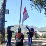 Pasukan Pengibar Bendera saat menaikkan merah putih di puncak bukit Ongakan. foto: ARIF K/ BANGSAONLINE