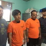 Kedua pelaku saat diamankan di Mapolsek Tenggilis Mejoyo. Foto: Rusmiyanto/BANGSAONLINE