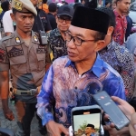 Bupati Pamekasan Kholilurrahman saat memberikan keterangan kepada wartawan di sela sidak kondisi Taman Monumen Arek Lancor. Foto: DIMAS M. S./ BANGSAONLINE