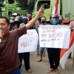 Puluhan Warga Kelurahan Pojok, Kecamatan Mojoroto, Kota Kediri, saat menggelar aksi demo di depan Kantor DPRD Kota Kediri, Senin (20/7). foto: MUJI HARJITA/ BANGSAONLINE