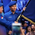 Agus Harimurti Yudhoyono (AHY) menerima pataka Partai Demokrat dari Ketua Majelis Tinggi, Susilo Bambang Yudhoyono (SBY) usai terpilih menjadi Ketua Umum pada Kongres V Partai Demokrat di Jakarta. foto: istimewa