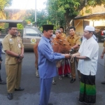 Pj Bupati Pamekasan Fattah Jasin saat menyerahkan 1 ekor sapi ke salah satu takmir masjid.