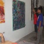 Pecinta seni saat berkunjung ke galeri AKSI Tuban yang didampingi Pengelola, Eko Rudi Sugiarto. foto: suwandi/ BANGSAONLINE