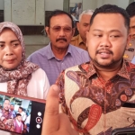 Anis Ambiyo Putri (kiri) bersama Bupati Gresik Fandi Akhmad Yani  saat memberikan keterangan pers.  Foto: SYUHUD/ BANGSAONLINE