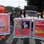 AYO NYOBLOS: Maskot Pilkada Sidoarjo 2015, Si Mantis dan Yuk Sidoarjo membeber poster ajakan mendatangi TPS kala sosialisasi yang digelar KPU Sidoarjo, di perempatan lampu merah Alun-Alun Sidoarjo, Selasa (8/12/2015). foto: musta