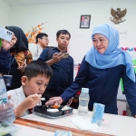 Calon Gubernur Jawa Timur terpilih, Khofifah Indar Parawansa, saat meninjau pelaksanaan program makan bergizi gratis.