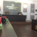 Kapolrestabes Surabaya, Kombes Pol Pasma Royce saat paparkan angka kriminalitas di Kota Surabaya meningkat pada tahun 2023, daripada tahun lalu di mapolres setempat, Jumat (29/12/2023).