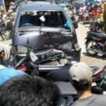 Satu mobil yang ringsek usai dihajar truk pasir. Foto :agus suprianto/BANGSAONLINE