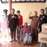 Kapolres Mojokerto Kota saat mengunjungi salah satu veteran di peringatan HUT ke-79 RI.