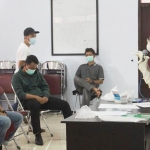 Para ASN Disparbud Kota Blitar yang pulang dari mengikuti studi banding ke Bandung sedang dicek kesehatan.