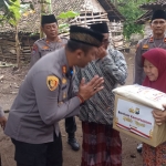 Kapolres Jombang, AKBP Moch Nurhidayat saat berikan sembako.