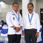 Camat Bangilan dan Kades Bangilan foto bersama usai menerima penghargaan. 