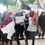 Para siswi SMKN 2 Nganjuk saat demo memprotes kebijakan kepala sekolah.
