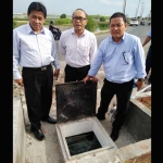 Para pejabat teras PDAM Surya Sembada sedang memperlihatkan tandon reservoir.